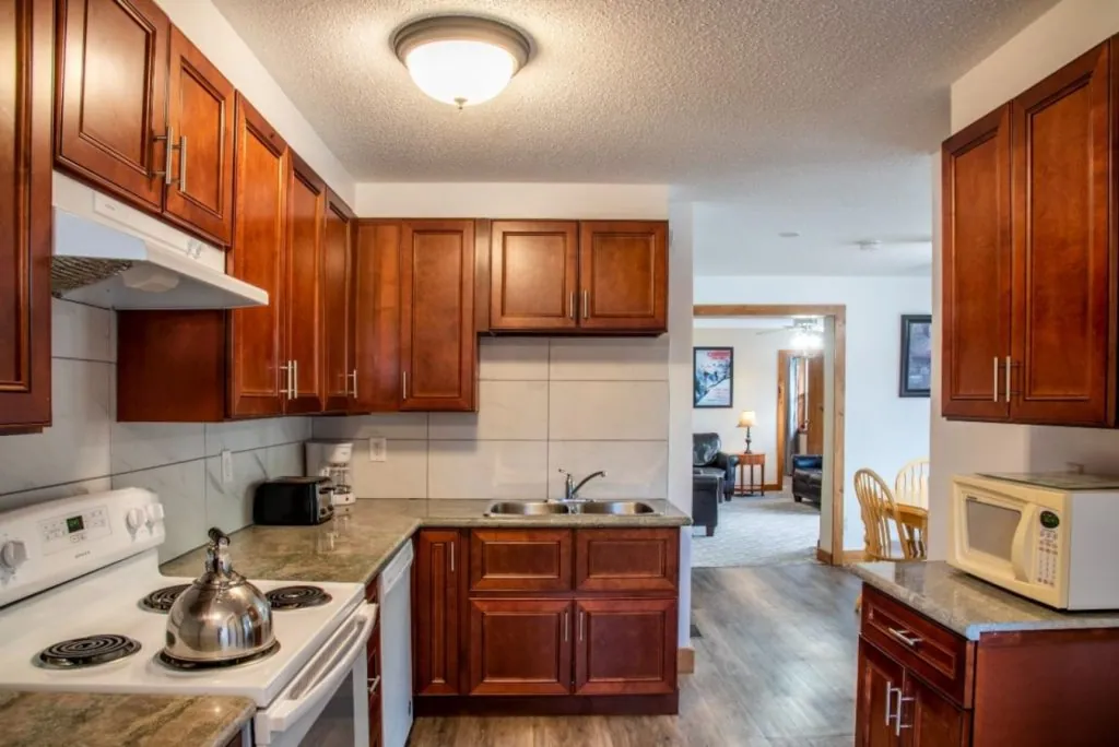 4 bdrm Apartment - Private Beach Access - Walk to the Village #B1_18