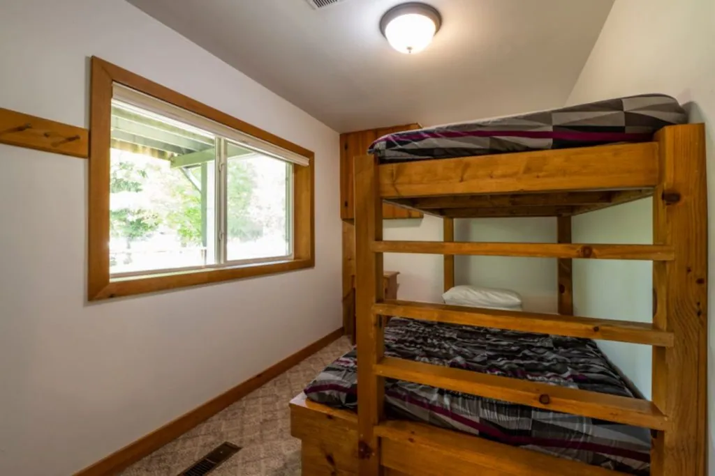 4 bedroom Cottage - Private Beach Access - Walk to Blue Mountain Village_15