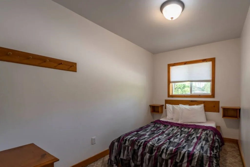 4 bedroom Cottage - Private Beach Access - Walk to Blue Mountain Village_2