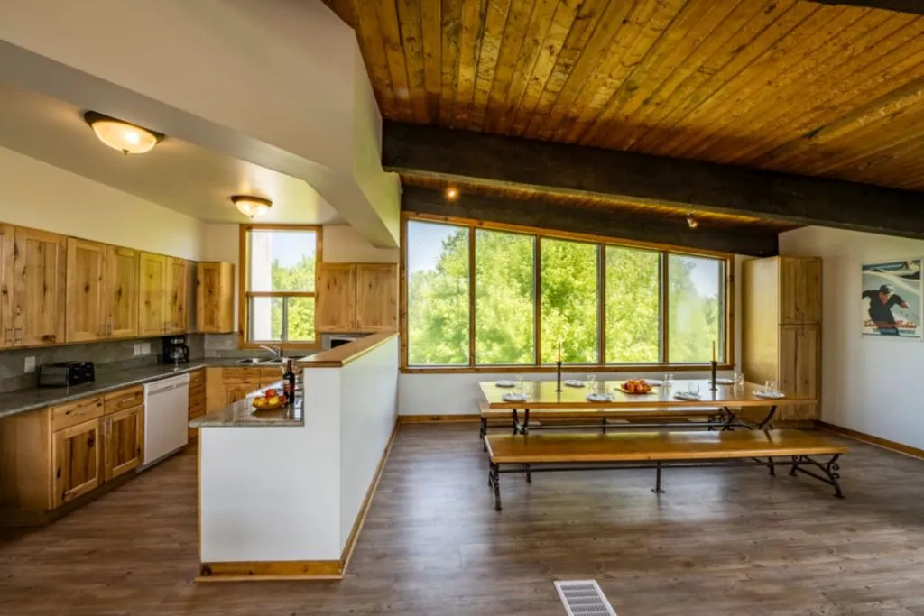6 BR Blue Mountain Cottage - Private Beach -Hot Tub - Sauna, Ping Pong Table #52R_16