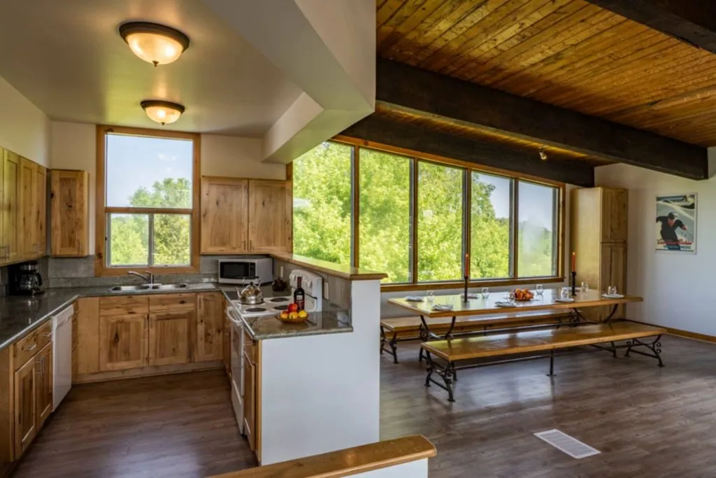 6 BR Blue Mountain Cottage - Private Beach -Hot Tub - Sauna, Ping Pong Table #52R_28