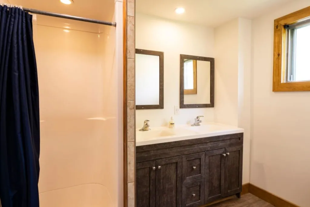 6 BR Blue Mountain Cottage - Private Beach -Hot Tub - Sauna, Ping Pong Table #52R_3