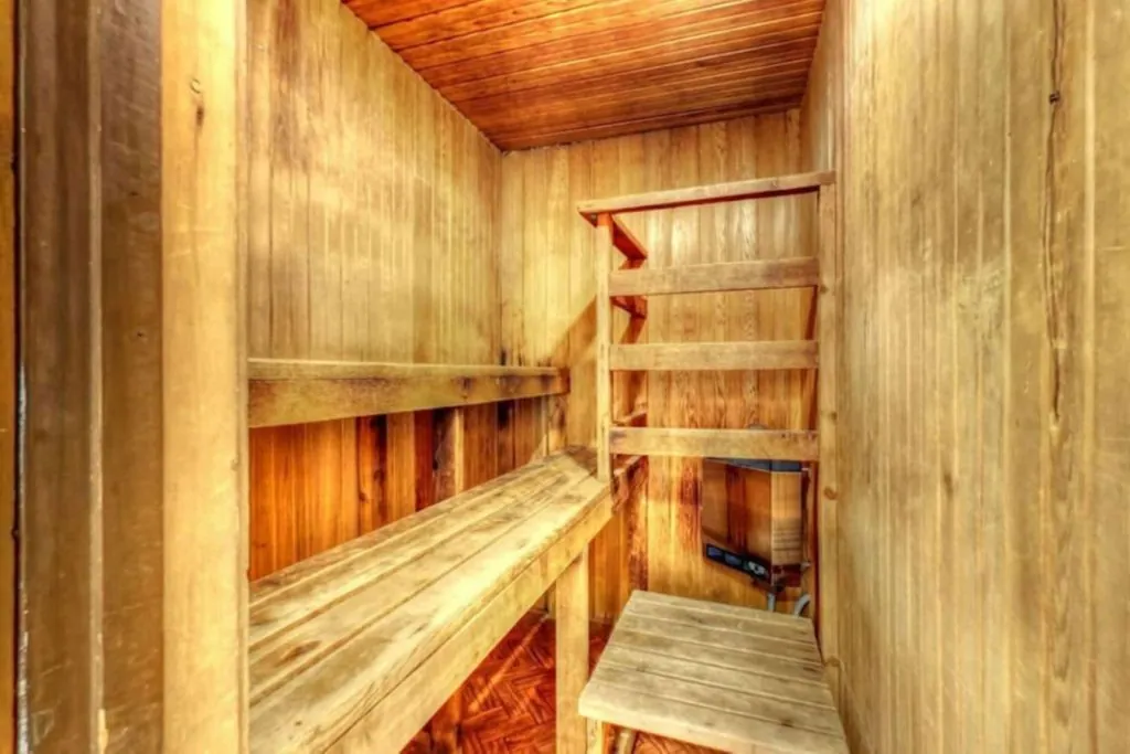 6 BR Blue Mountain Cottage - Private Beach -Hot Tub - Sauna, Ping Pong Table #52R_4