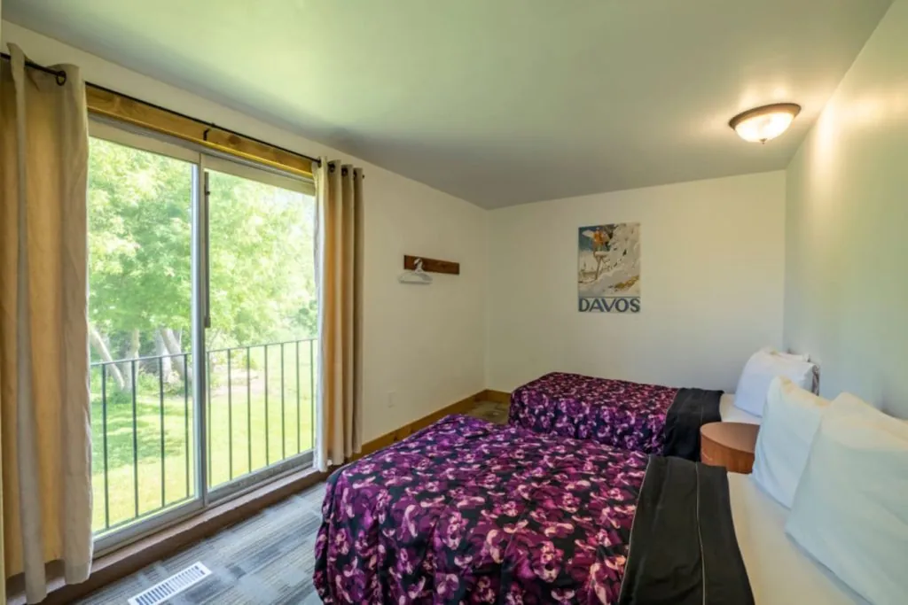 6 BR Blue Mountain Cottage - Private Beach -Hot Tub - Sauna, Ping Pong Table #52R_8