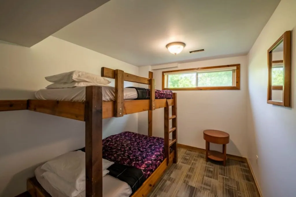 6 BR Blue Mountain Cottage - Private Beach, Hot Tub, Sauna, Ping Pong Table #53L_28