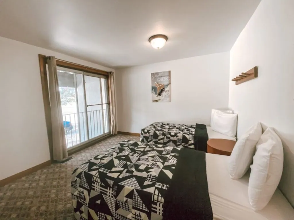 6 BR Blue Mountain Cottage - Private Beach - Hot Tub - Sauna, Ping Pong Table #53R_11