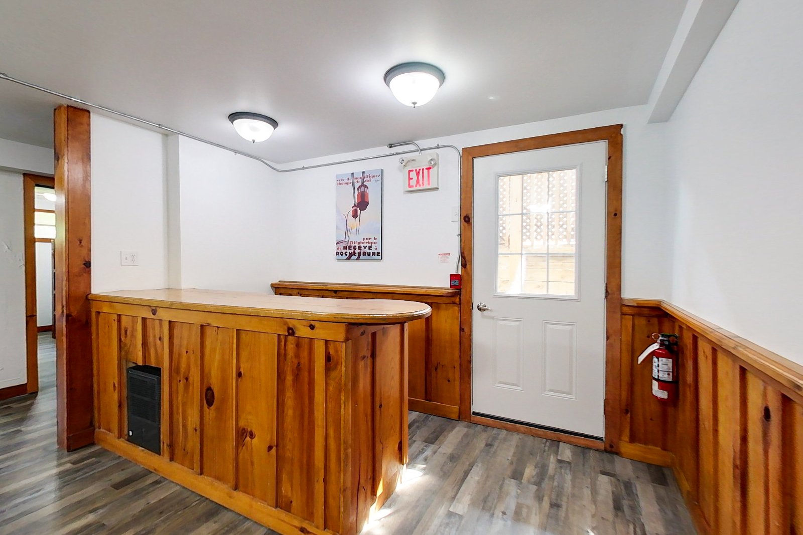 6 bdrm Blue Mountain Cottage - Private Beach - Hot Tub - Sauna, Ping Pong Table, Near the Village - #53L