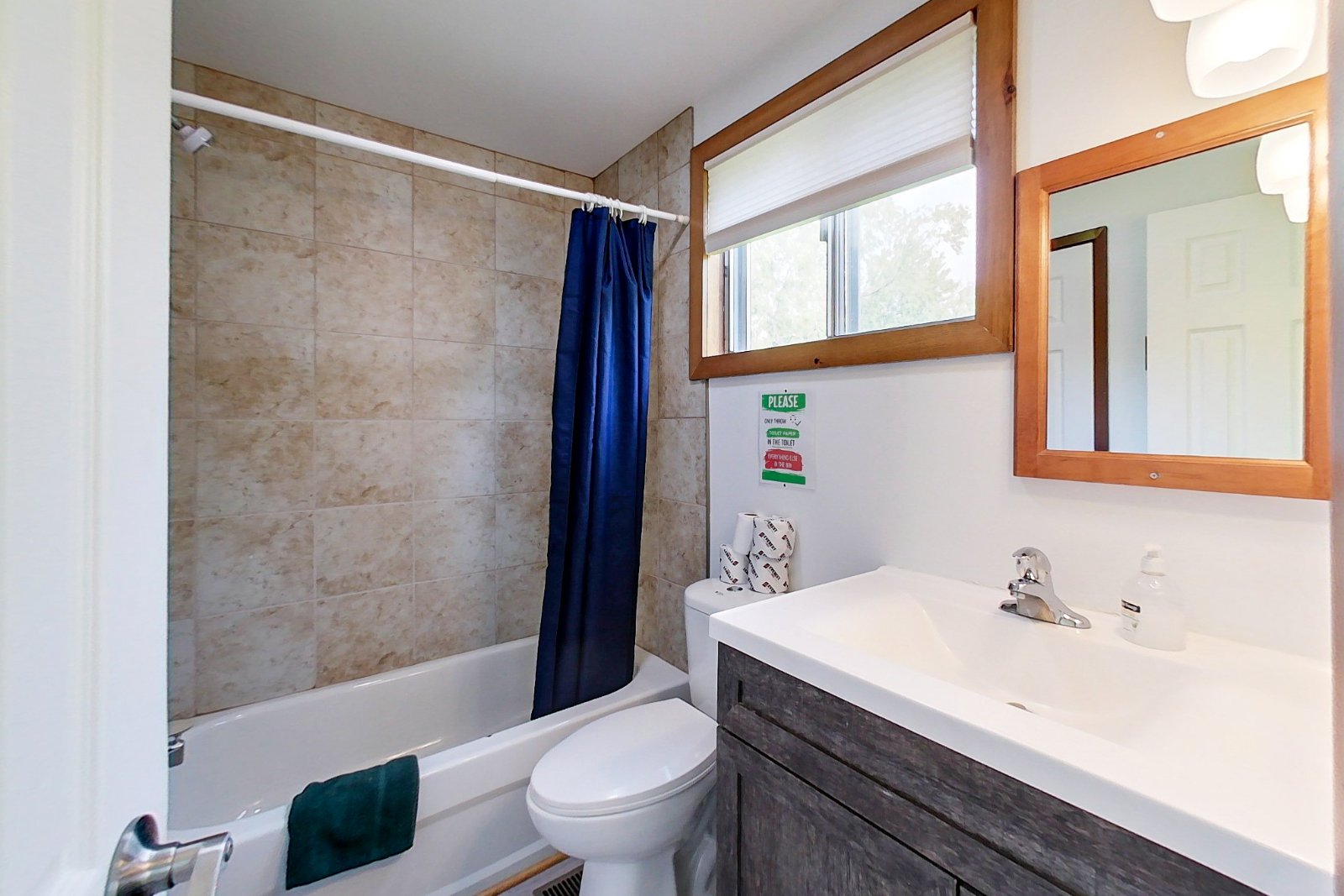 6 bdrm Blue Mountain Cottage - Private Beach - Hot Tub - Sauna, Ping Pong Table, Near the Village - #53L