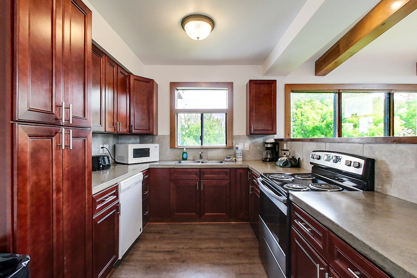 6 bdrm Blue Mountain Cottage - Private Beach - Hot Tub - Sauna, Ping Pong Table, Near the Village - #53R